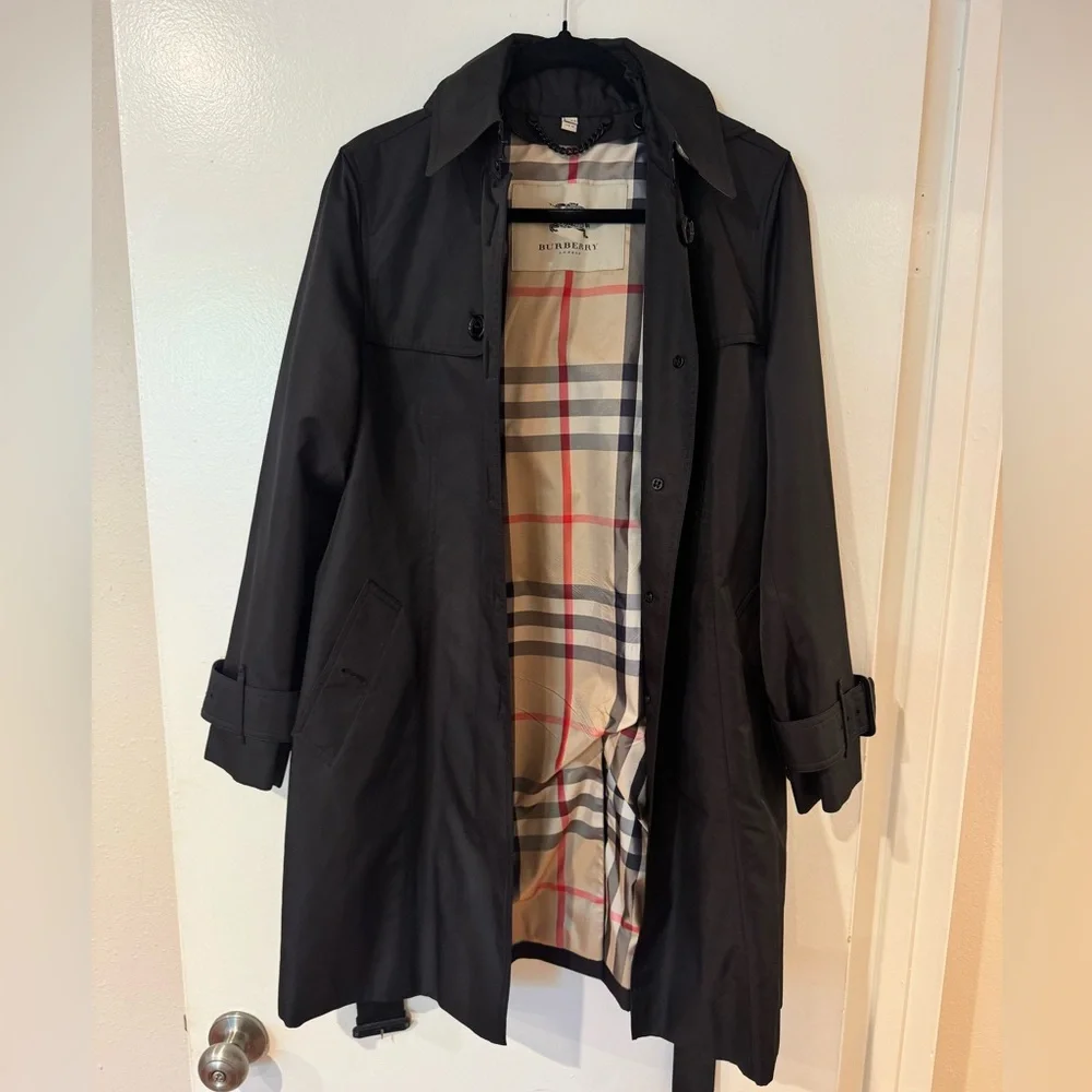 Burberry Black Coat with Detachable Hood and Belt - Picture 4 of 17